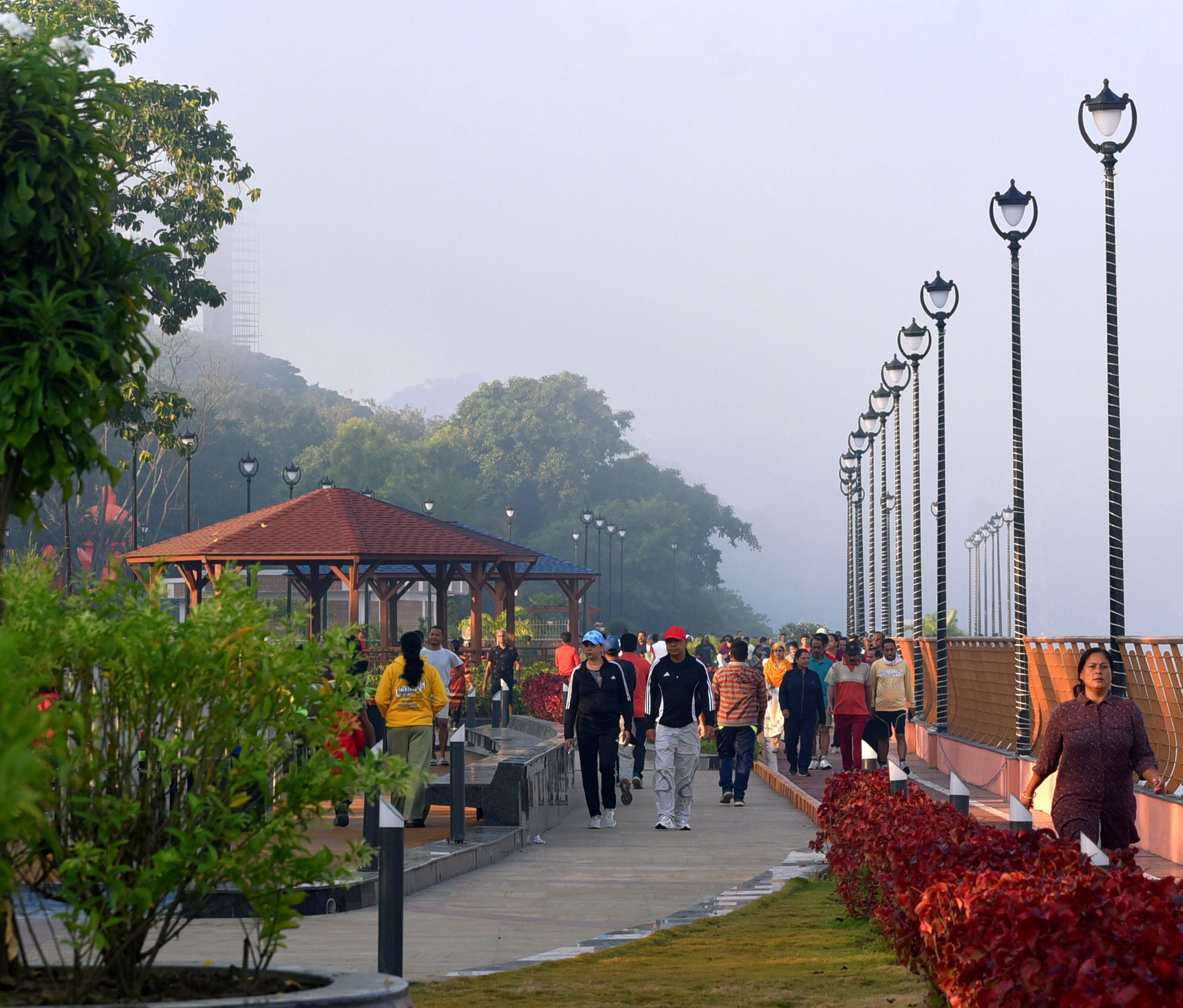 असम: गुवाहाटी के सती राधिका शांति उद्यान में कोहरे के बीच लोग मॉर्निंग वॉक करते दिखे।