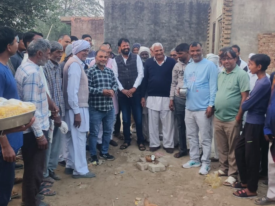 कलानौर के वार्ड-1 में 53 लाख से बनेगी सड़क:  7 साल बाद पूरी हुई लोगो की मांग; पार्षद ने शुरू किया काम, बांटी मिठाई – Kalanaur News