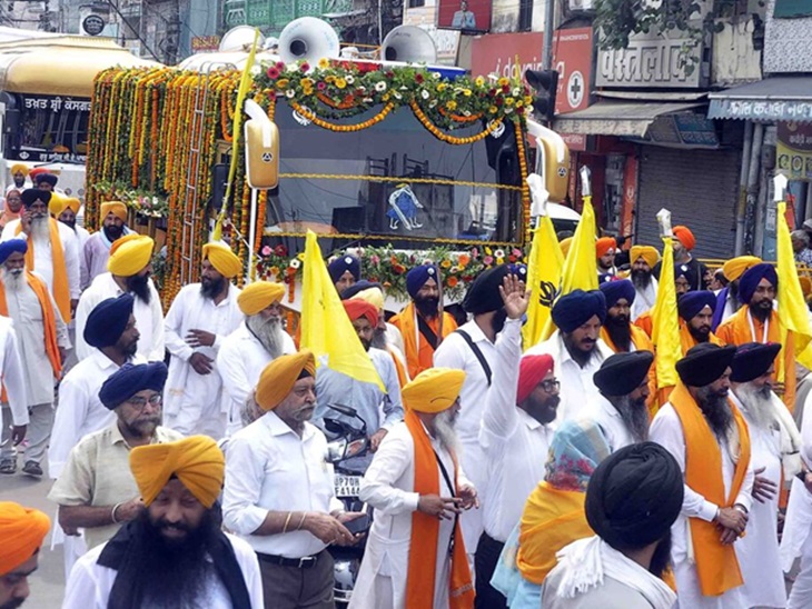 गुरु तेग बहादुर शहीदी दिवस यात्रा में शामिल श्रद्धालु।
