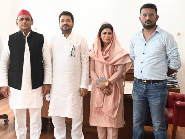 सपा प्रमुख अखिलेश यादव के साथ खड़े रिजवान जहीर, बेटी जेवा रिजवान और रमीज नेमत ।