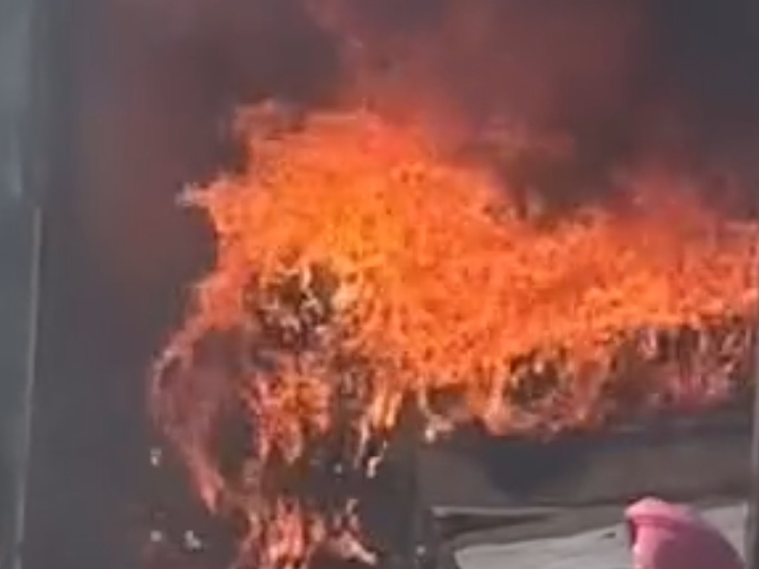 जालंधर में चलते ट्रक में लगी आग:  जिम का सामान लोड था, राहगीरों ने ड्राइवर को दी सूचना, दमकल विभाग ने पाया काबू – Jalandhar News