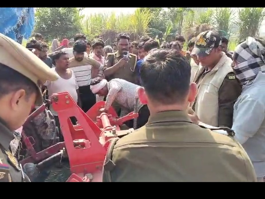 हादसे के बाद मौके पर लोगों की भीड़ लग गई।