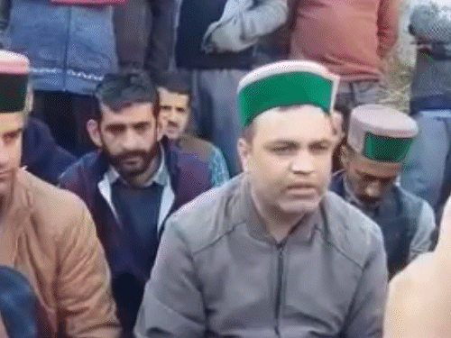 ब्राह्मण समाज के साथ मीटिंग के बाद सार्वजनिक तौर पर माफी मांगते हुए अजय श्याम।