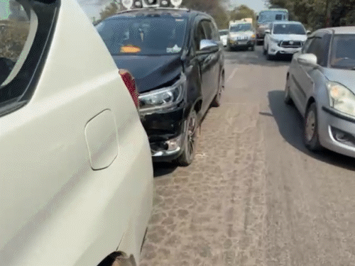 हादसे में सामने का हिस्सा क्षतिग्रस्त हो गया।