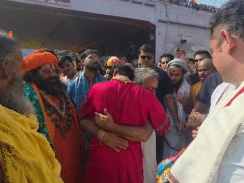 ब्रज में प्रवेश करते ही पंडित धीरेंद्र शास्त्री ने दंडवत होकर धरा को प्रणाम किया। 10 दिनों से साथ चल रहे संतों को गले लगा लिया।