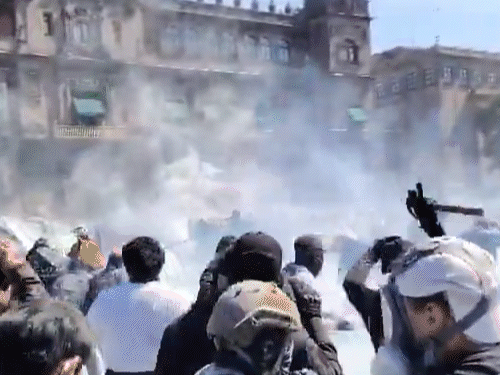 मेक्सिको में शनिवार को हजारों GenZ ने प्रदर्शन किया। - Dainik Bhaskar