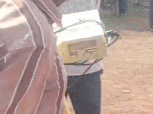 धमतरी में तौल मशीन खराब। औपचारिकता निभाई गई।