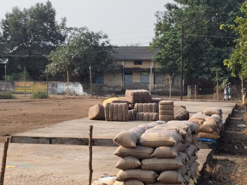 राजनांदगांव में धान खरीदी के पहले दिन केंद्र में सन्नाटा रहा।