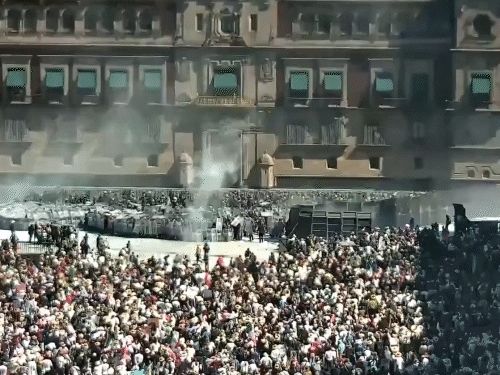 प्रदर्शन के दौरान पुलिस ने आंसू गैस और रबर की गोलियां दागी, जबकि प्रदर्शनकारियों ने पटाखे जलाए।