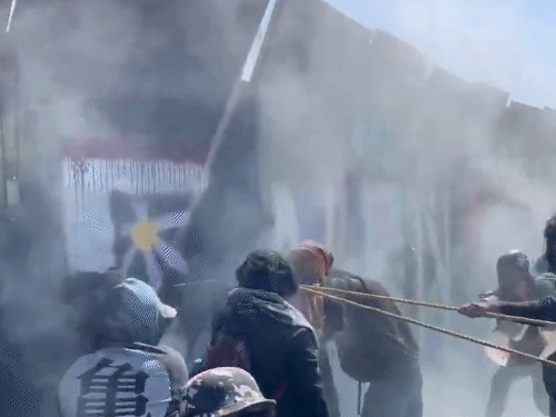 GenZ ने राष्ट्रपति के आधिकारिक निवास नेशनल पैलेस की सुरक्षा दीवारों को रस्सी से खींचकर गिरा दिया।