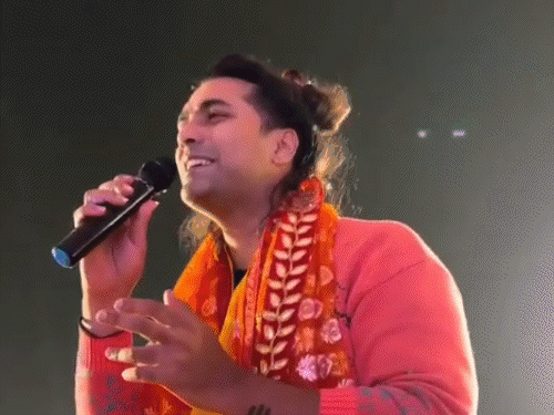 सिंगर जुबिन नौटियाल ने बजाओ ढोल स्वागत में, मेरे घर राम आए हैं..भजन गया। इस दौरान धीरेंद्र शास्त्री ताली बजाते नजर आए।