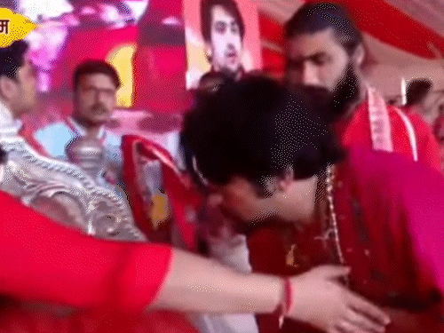 सनातन एकता पदयात्रा के दौरान मंच पर जगद्गुरु स्वामी रामभद्राचार्य ने धीरेंद्र शास्त्री को गले लगाया।