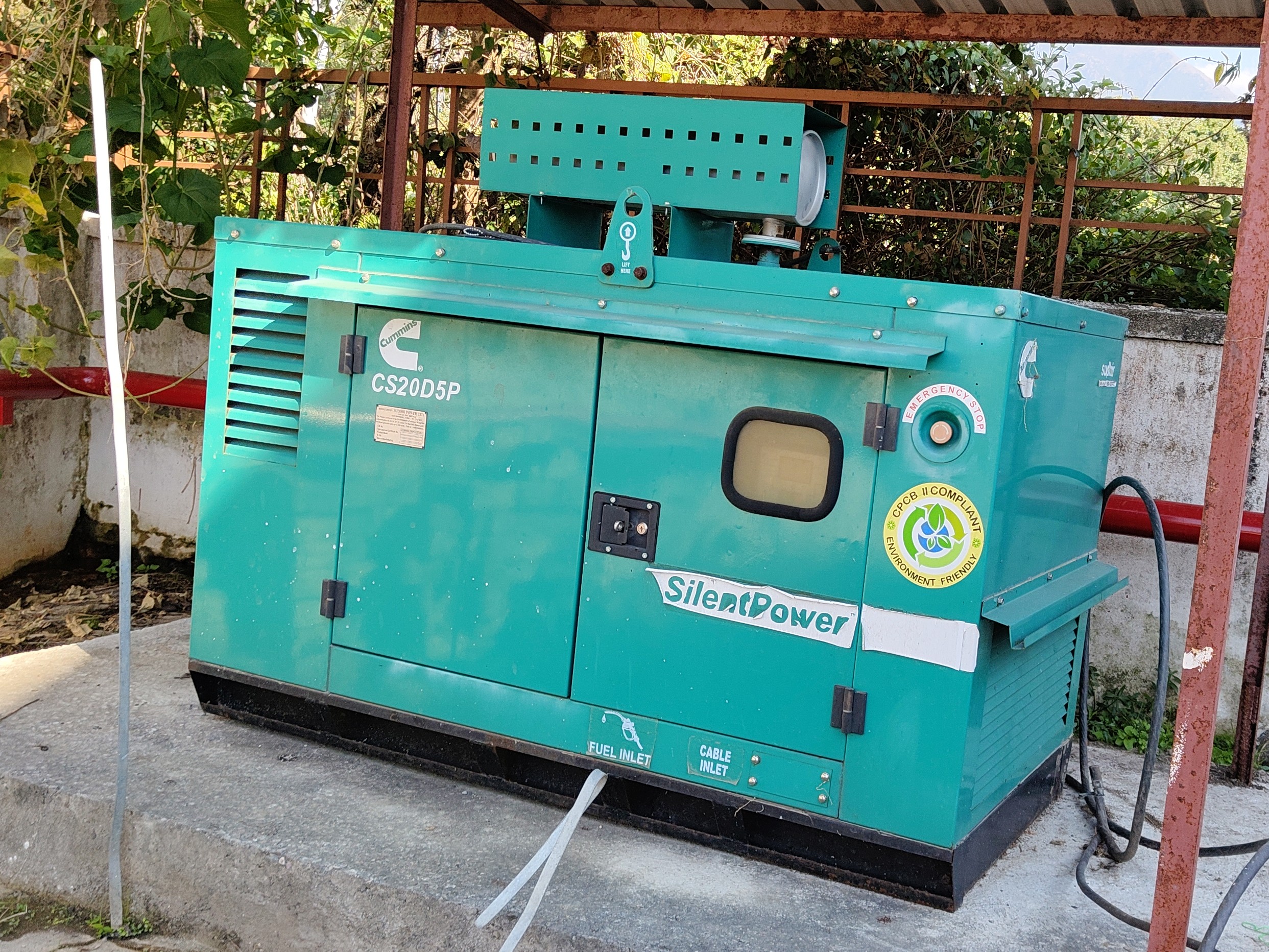 लाइवलीहुड सेंटर में रखा बिजली का जनरेटर।