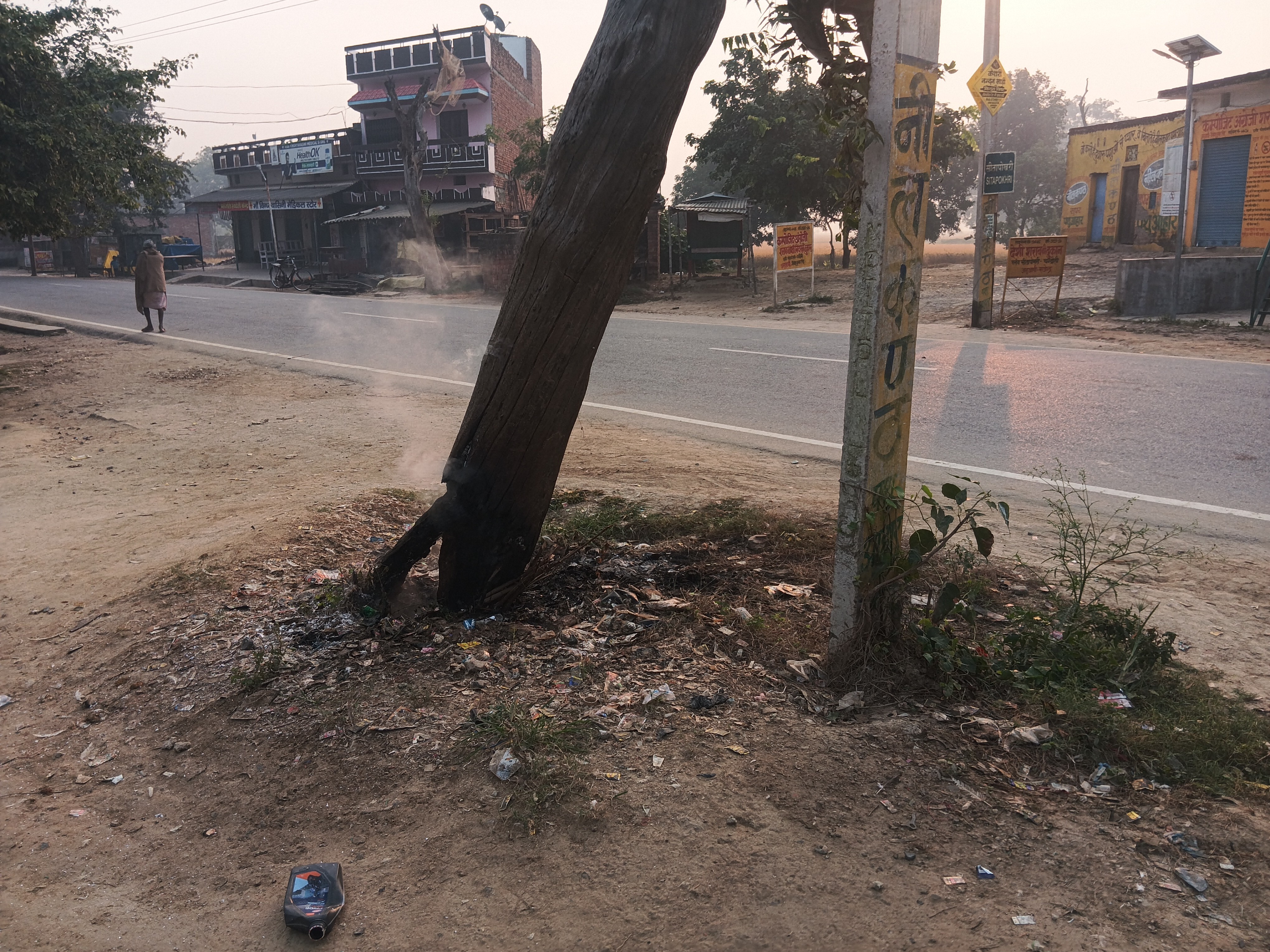 A dry tree caught fire and fell on an electric pole.