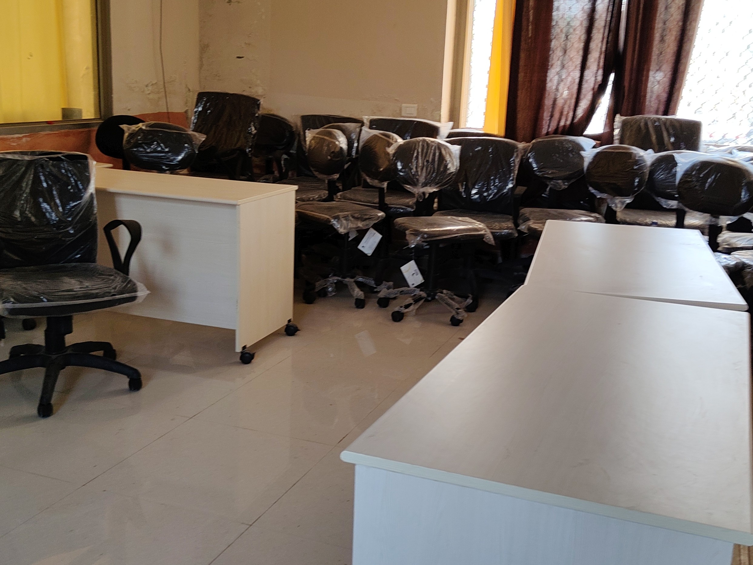 भवन में धूल फांक रही कुर्सियां