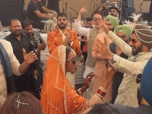 शादी समारोह में जसबीर जस्सी के गाने पर नाचते दूल्हा और दुल्हन।