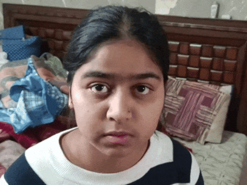 पीड़िता मीडिया को घटना के बारे में जानकारी देते हुए।