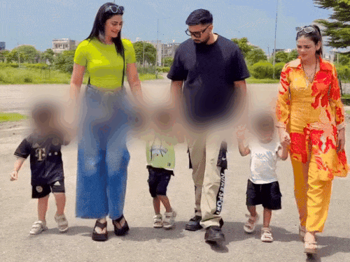 अपने परिवार के साथ यूट्यूबर अरमान मलिक। - फाइल फोटो