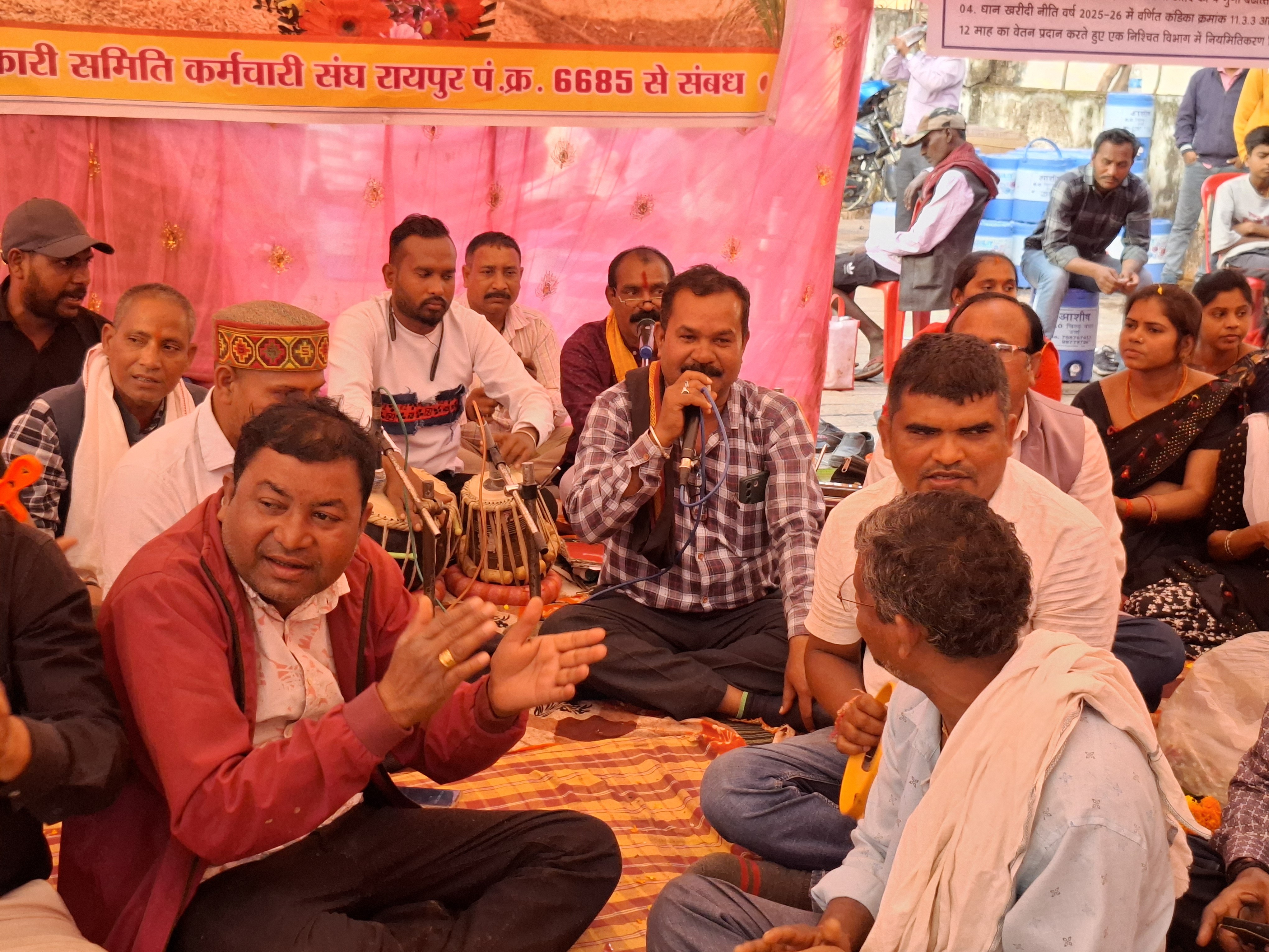 चार सूत्रीय मांगों को लेकर आंदोलनरत कर्मचारी।