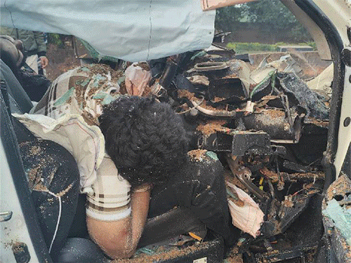 फॉर्च्यूनर पीछे से ट्रैक्टर ट्रॉली से टकराई। हादसे में कार सवार पांचों लोगों की मौत हो गई। - Dainik Bhaskar