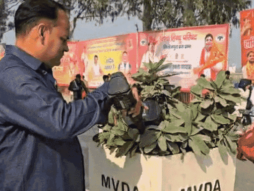 पंडित धीरेंद्र शास्त्री के सनातन सभास्थल के आसपास कड़ी सुरक्षा रखी गई है।