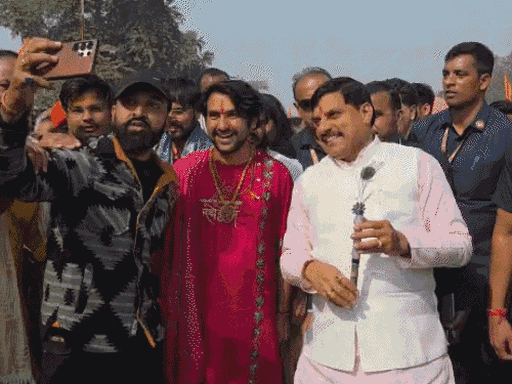 पदयात्रा में सीएम डॉ. मोहन यादव शामिल हुए। दोनों ने साथ में फोटो क्लिक करवाई।