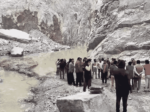 इसी खदान में कंप्रेशन मशीन से पत्थर में ड्रिलिंग करते समय पत्थर गिर गया।