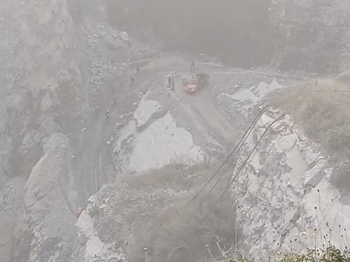 ये पहाड़ी करीब 400 फीट गहरी है। खदान में पानी भरा होने की वजह से रेस्क्यू ऑपरेशन में दिक्कत आ रही है।