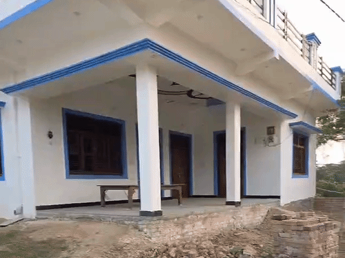 यह दरोगा अंकित यादव का रायबरेली के महमद मऊ गांव का घर घर है, जहां ताला लगा है।