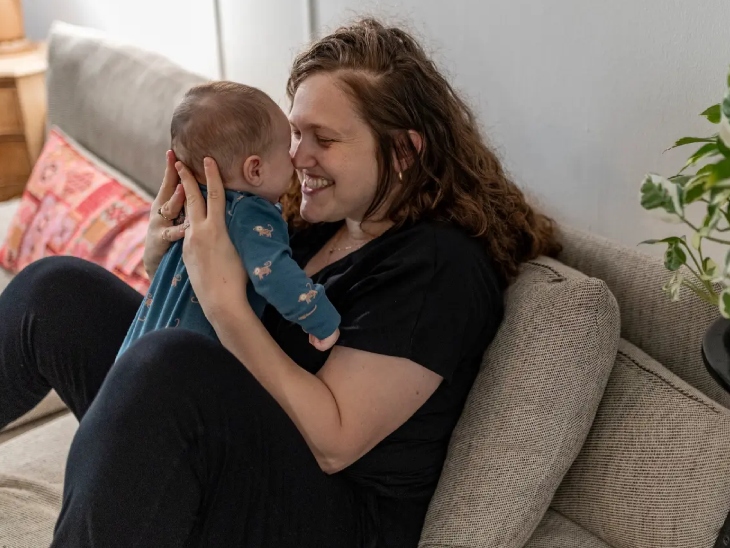 डॉ. हदास लेवी अपने बच्चे के साथ। - Dainik Bhaskar