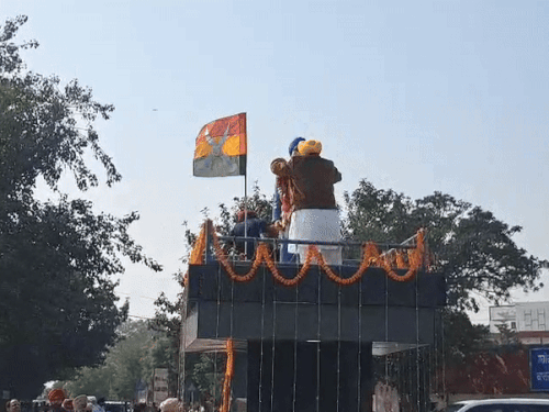 महान क्रांतिकारी शहीद करतार सिंह की प्रतिमा पर माल्यार्पण करते CM भगवंत सिंह मान - Dainik Bhaskar