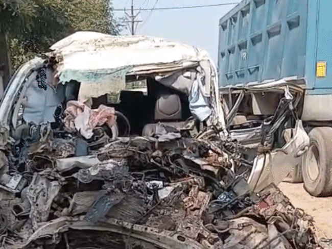 ट्रॉली की टक्कर से फॉर्च्यूनर की आगे की बॉडी के परखच्चे उड़ गए।