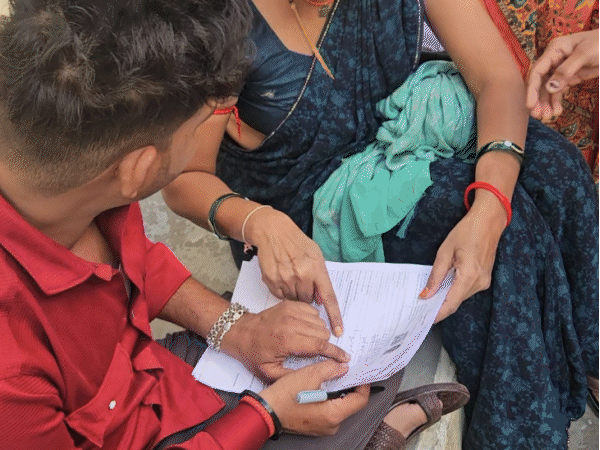 बीएलओ मतदाताओं को फॉर्म भरने की प्रक्रिया भी समझा रहे हैं।