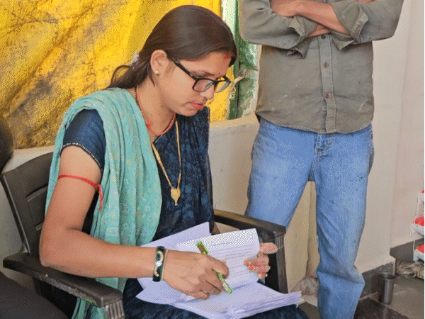 बीएलओ धमीषा कुशवाह मकान नंबर 1 में रहने वाले 104 लोगों के गणना पत्रक लेकर पहुंची।