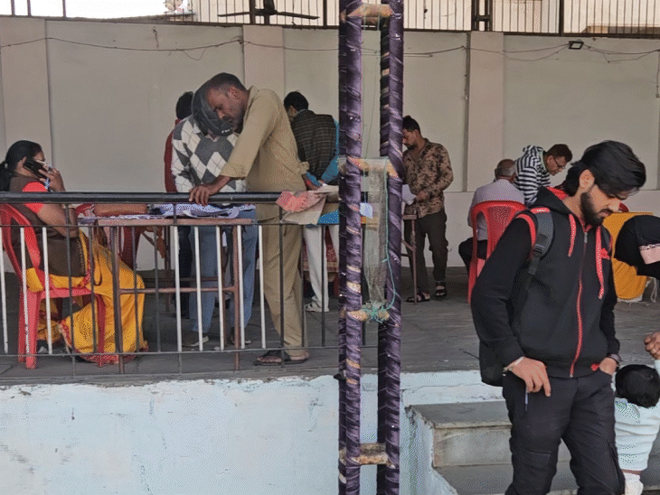 वोटर लिस्ट में अपना नाम तलाशने के लिए लोग बीएलओ के पास पहुंच रहे हैं।