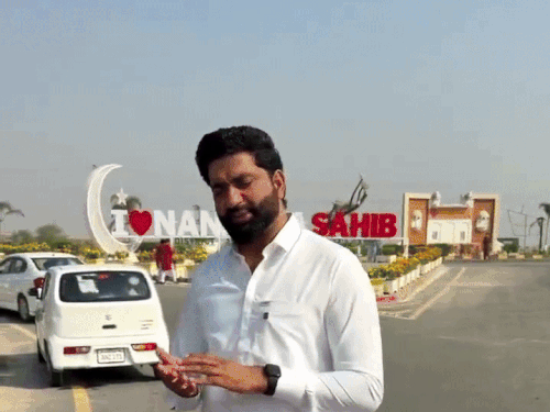 पाकिस्तान में पहुंचने वाले भारतीय सिख श्रद्धालुओं के जत्थे का स्वागत करते नासिर हुसैन।