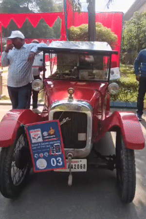 लोगों ने कारों के साथ सेल्फी ली। वीडियो भी बनाए।