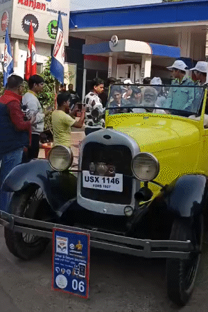 रैली में विश्वयुद्ध से पहले की कारें शामिल हुईं।