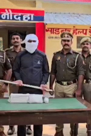 रविवार सुबह पुलिस ने आरोपी दरोगा को महोबा में उसके सरकारी घर से गिरफ्तार कर लिया। वह सफेद गमछे से मुंह बांध रखा था।