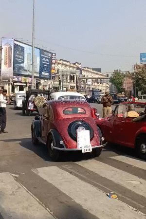 कार-बाइकें दौड़ीं तो देखने वालों की भीड़ लग गई। लोगों ने बाइकों और कारों के साथ सेल्फी ली।