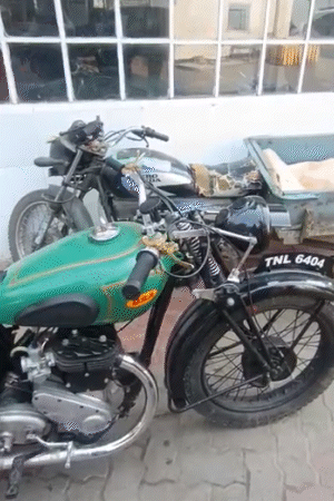 रैली में द्वितीय विश्व युद्ध के पहले की भीबाइकें शामिल हुईं। यह बाइक अंग्रेज इस्तेमाल करते थे।