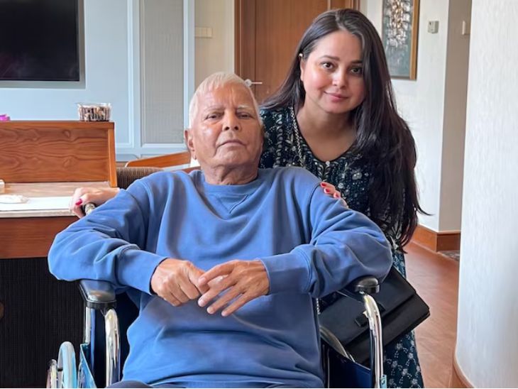 पिता लालू यादव के साथ बेटी रोहिणी आचार्य की फाइल फोटो।