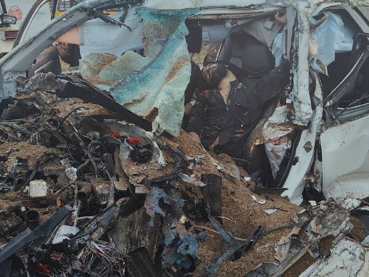 हादसे में कार बुरी तरह क्षतिग्रस्त हो गई।