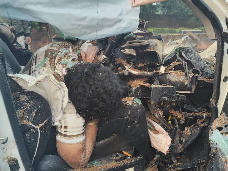 शव कार के अंदर फंस गए थे। कटर से गाड़ी काटकर निकाले जा सके।