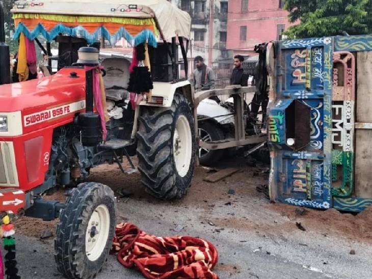 तेज रफ्तार कार ट्रैक्टर ट्रॉली में पीछे से घुसी।