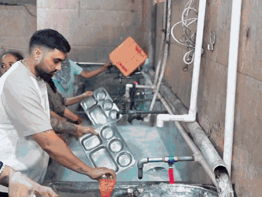 यूट्यूबर अरमान मलिक और उनकी पत्नी पायल 22 जुलाई 2025 को पटियाला स्थित काली माता मंदिर पहुंचे थे। यहां उन्होंने बर्तन धोने की सेवा की थी। - फाइल फोटो