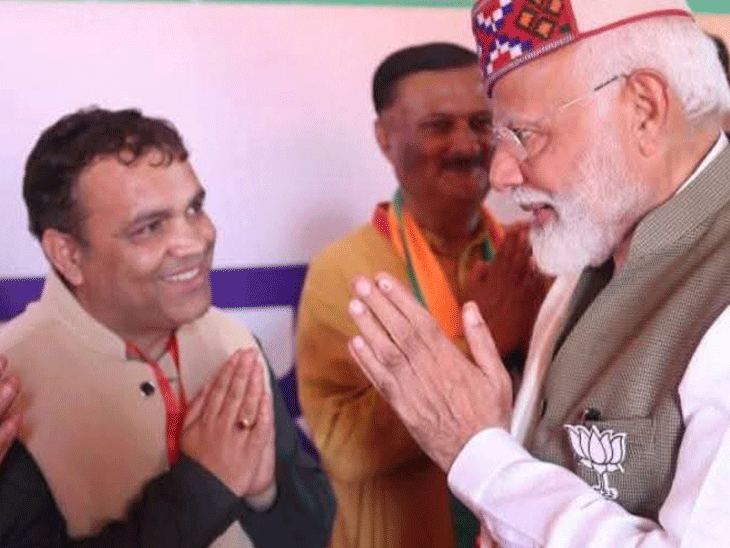 पीएम मोदी और ब्राह्मणों के साथ भाजपा नेता अजय श्याम।पीएम मोदी और ब्राह्मणों के साथ भाजपा नेता अजय श्याम।