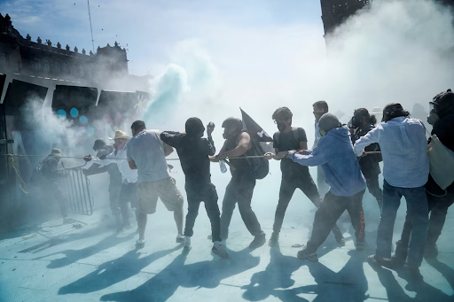 GenZ ने राष्ट्रपति के आधिकारिक निवास नेशनल पैलेस की सुरक्षा दीवारों को रस्सी से खींचकर गिरा दिया।