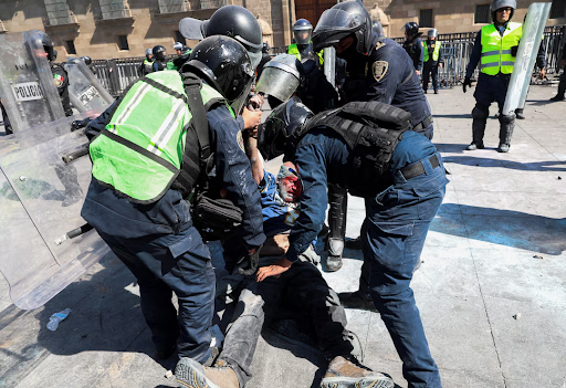 पुलिस ने प्रदर्शन कर रहे 20 लोगों को गिरफ्तार किया है।