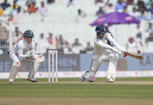 शुभमन ने गेंद को स्वीप किया और फिर दर्द से कराहते हुए तुरंत अपनी गर्दन पकड़ ली।